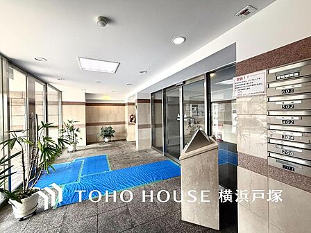 【Entrance】エントランスは毎日の行き帰りで使う大事な空間です。明るい基調で華やかなデザインなので、毎日も気持ちよく、またご友人なども素敵に迎え入れられます。