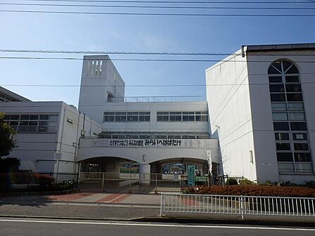 横浜市立西前小学校(700m)