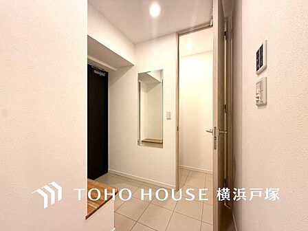 【Entrance】清潔感溢れる玄関がお出迎えする本邸宅の物語は、ここから始まる日常を期待させます。この場所には「希望」と「優越」で包み込んでくれる「特別」な空間があります。