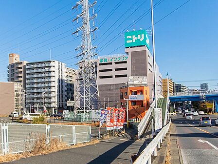 ニトリ新横浜店(250m)家具・インテリア用品をはじめ、家電や寝具、キッチン用品など幅広く取り扱う大型店舗です。