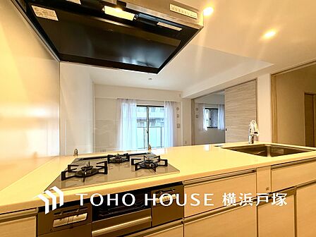 【Kitchen】家事動線やリビングとのつながりに配慮し、食事の準備や片付けなどの家事を楽しくするキッチンスペースに仕上げました。毎日使う場所だから気持よく使えて、居心地の良い空間に。