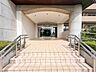 エントランス：【Entrance】上質感漂うエントランス。めまぐるしく過ぎ行く日々の中でゆったりとした休息と癒しを提供してくれる居住者のプライベート空間があります。
