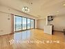 リビング/ダイニング：【Living room】明るく開放的な空間が広がるLDK。室内には豊かな陽光が注ぎ込み、爽やかな住空間を演出。