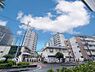 周辺：【View】その豊かな眺望にふさわしい空間には、通風・採光にも優れ、心地よい光と風があふれています。