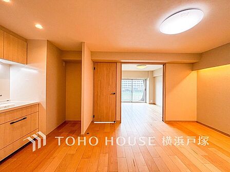 【Living room】家族が集い、笑顔があふれる空間。明るく広々としたリビングで、日常に贅沢なひとときを。