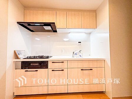 【Kitchen】使い勝手の良い設備のキッチンで効率よくお料理もできます。食する料理に家族が舌鼓を打ち自然と笑いが絶えない空気感がそこに広がります。自慢の腕をふるってください。