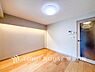 室内：【Living room】家族と過ごすひと時を溢れる光が優しく包み込むリビングダイニング。家族とともに、心穏やかに過ごすひととき。家族との時間、自分の時間を大切にできる空間がここにあります。