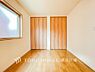 室内：【Room】快適に過ごす条件は、一人ひとり違います。飾リ過ぎないシンプルな内装と偏り過ぎないデザインで統一しております。居住していく中でオーナー様だけの【マイホーム】に創り上げて下さい。