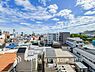 周辺：【View】開放感があり、遮るものもなく気持ちのいい景色が広がります。お部屋にも爽やかな風と暖かく柔らかな日差しが差し込み、毎日の暮らしを豊かに彩ります。