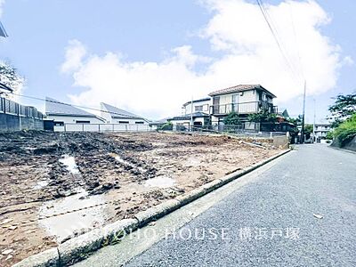 外観：新しい暮らしの舞台となる住まいを建築中。完成後の外観や日々の過ごし方を想像しながら、ご家族それぞれの理想の暮らしを思い描けます。(2026.9撮影)