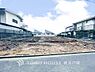 外観：周囲の街並みに新たな住まいが形づくられていく様子。建築の進捗を見守りながら、住まいと街が織りなすこれからの風景にも期待が高まります。(2026.9撮影)