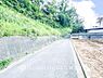 外観：【Frontal road】忙しく過ぎゆく日常を少し離れ、穏やかな時間を感じられる住環境。落ち着いた街並みに囲まれ、家族との時間を大切にしながら暮らせます。(2026.9撮影)