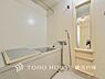 浴室：【Bathroom】1日の疲れを取り心身を癒すことができる住まいの中のリラクゼーション空間、リラックスできるよう優しいカラーをチョイスしました。時を忘れるほどのんびりできる空間に。