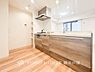 キッチン：【Kitchen】夫婦そろってキッチンに立っても調理がしやすく余裕の広さ。家事をしながら会話も弾みます。