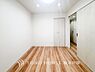 寝室：【Room】1日の疲れを癒し、心地よく寛げるようゆったりとした広さを確保しています。プライベートタイムをより優雅に穏やかに…。落ち着いた雰囲気を紡ぎます。