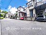 その他：【Frontal road】洗練されたデザインが映える外観は、周囲の街並みに自然に調和しながらも印象的な佇まい。住まいの個性と街との調和を感じられる外観です。