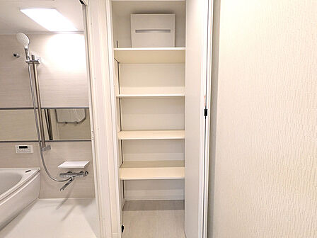洗面用品やタオルも隠せる洗面室収納スペース