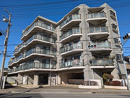 RC造5階建て。オートロック付きマンション