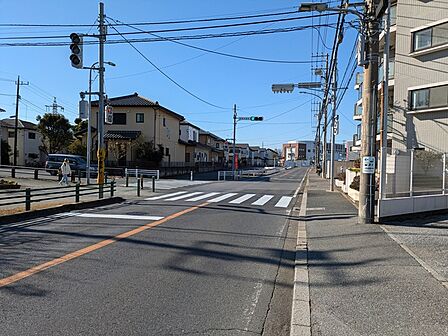 前面道路は歩道付きです
