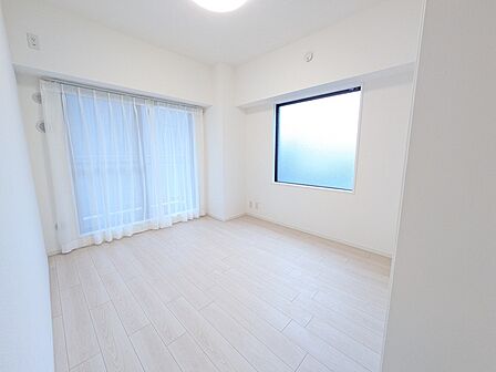 バルコニー側洋室6.3帖。角部屋で窓が多く明るい室内です