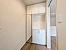 室内：天井まで届く玄関収納は全身鏡付き♪