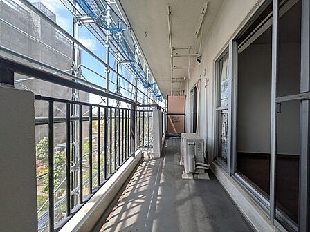 2部屋にまたがるバルコニースペース