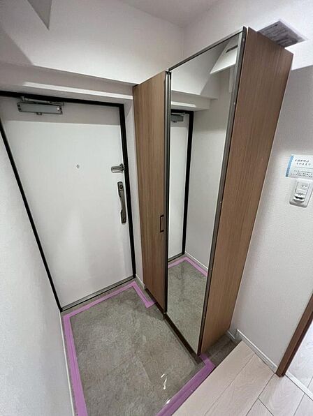 玄関には姿見付きの大型シューズボックスを完備