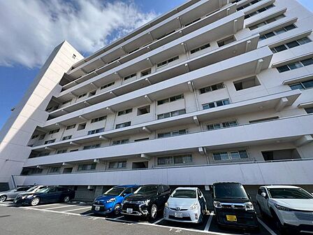 高台に建つ11階建マンション、9階住戸です