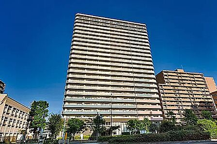 都会のオアシスに建つ堂々とそびえるマンションです。