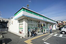ファミリーマート（71m）