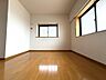 室内：5.9帖の寝室。２面採光で明るいお部屋です