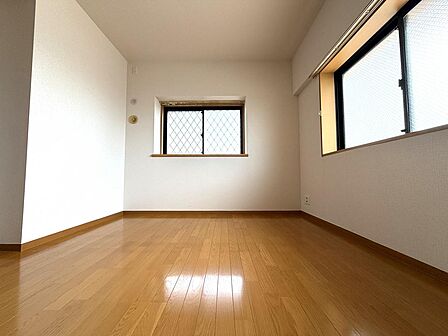 5.9帖の寝室。2面採光で明るいお部屋です