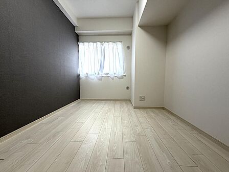 6帖の寝室。アクセントクロスがおしゃれですね!