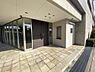 エントランス：【共用部/エントランス】屋根付きのエントランス部分。丁寧に管理され、掃除が行き届いています。