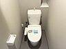 トイレ：清潔感のあるトイレは、日々の暮らしを快適にします。収納に便利な棚も設置されており、機能性も兼ね備えています。