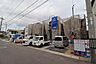 外観：前面道路は閑静な住宅地をはしる車通りの少ない道路。お車の出し入れが苦手なママや小さなお子様にも安心ですね。しっかり舗装もされているので、ベビーカーや自転車で通っても快適に通行できます。