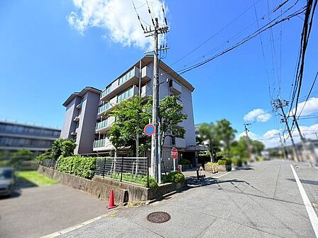 近鉄郡山駅まで徒歩4分。電車を利用する機会が多い方にもおすすめの便利な立地です♪