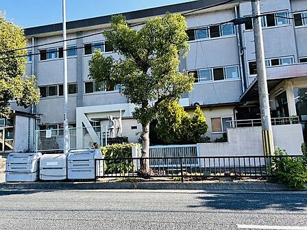 奈良市立富雄北小学校 徒歩11分。 840m