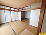 その他：伝統的な押入れは奥行きがあり、収納ケースなどを活用すれば抜群の収納力を発揮。