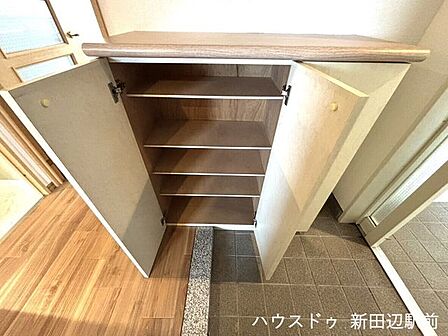 玄関には下駄箱がついています。靴なども下駄箱に収納してスッキリとした玄関を保てますね。
