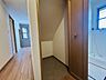収納：階段下の収納はお掃除道具など多用途に利用できそうです。
