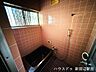 浴室：大型の浴槽は足が伸ばせてくつろげて、リラックスして入れそうですね。