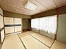 室内：2F約6帖の収納付きの和室です。布団や季節物などスッキリ収納できます。