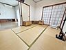 室内：リビング横の和室です。南側からの日当たり良好です♪※写真はAI加工により家具等を消去しています。現況と異なる場合は現況を優先します。