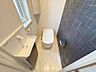 トイレ：1階トイレです。タンクレストイレとなっており、手洗い場付きです。※写真はAI加工により家具等を消去しています。現況と異なる場合は現況を優先します。