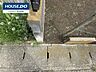 外観：敷地の境界部分です。隣地との区画がしっかりと整えられており、安心してご検討いただけます。公共下水・公営水道で、受益者負担金は支払い済み。前面道路には上下水が通っています。
