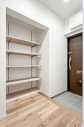 玄関上がって右...