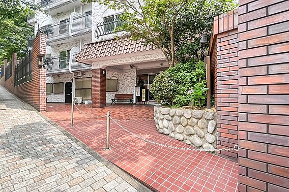 エントランスは...