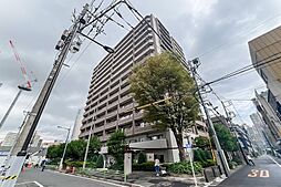 外観/ 2001年竣工。地上15階建て・総戸数126戸のビッグコミュニティです。オートロックと宅配ボックスを完備しており、水盤やラウンジスペースなど共用部にはゆとりがあります。2018年に大規模を実施