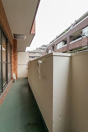 正面は路地に面...